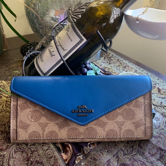Coach Handbags - Authentic COACH Signature /smooth leather snap wallet